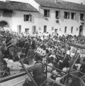 Fascismo - cerimonie - Cremona - Via Brescia - Azienda Agricola Bianchini (ora abbattuta) - Concerto sull'aia - Il pubblico