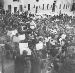 Fascismo - cerimonie - Cremona - Via Brescia - Azienda Agricola Bianchini (ora abbattuta) - Concerto sull'aia - Il direttore dell'orchestra con gli strumentisti