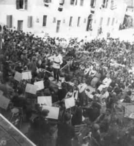 Fascismo - cerimonie - Cremona - Via Brescia - Azienda Agricola Bianchini (ora abbattuta) - Concerto sull'aia - Il direttore, i concertisti ed il pubblico