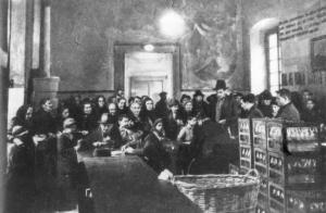 Fascismo - opere assistenziali - Cremona - Distribuzione del latte ai poveri