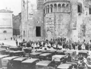 Cremona - Piazza del Duomo - Festa di S. Rita - Benedizione delle automobili