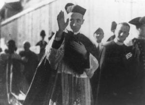 Cremona - Giubileo - Il Cardinale Schuster in processione dalla Cattedrale di S. Maria Assunta verso l'Episcopio