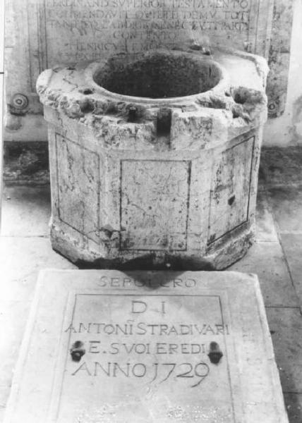 Monumento funerario - Lapide di Antonio Stradivari - Cremona - Giardini pubblici