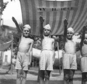 Fascismo - Cremona - Via del Sale - Colonia Padana- Saluto fascista di un gruppo di bambini