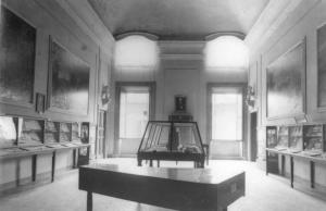 Cremona - Museo Civico - Sala stradivariana - Vetrine con gli strumenti musicali di Antonio Stradivari