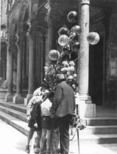 Cremona - Fiera di S. Pietro e Paolo - Venditore di palloncini e bambini