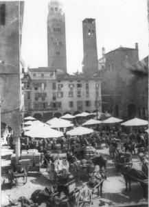 Cremona - Piazza Piccola, ora Piazza Cavour - Mercato della verdura