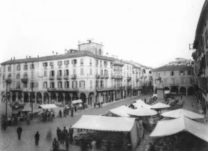 Cremona - Piazza Cavour - Mercato della verdura