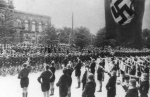 Fascismo - adunate - Dipinto - La Gioventù Hitleriana di Gottinga sfila acclamando all'Italia - Hannover - Terzo Premio di pittura