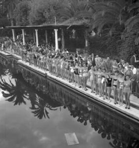 Concorso nazionale per l'elezione di Miss Italia. San Remo - Hotel Mediterraneo - Le concorrenti sfilano all'aperto nei giardini - Le concorrenti riflesse nell'acqua