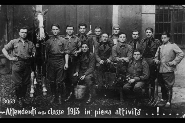 Attendenti classe 1913 di leva a Torino: il 3° da sin  Giovanni Capelli. - Ripresa frontale in esterno a figura intera.