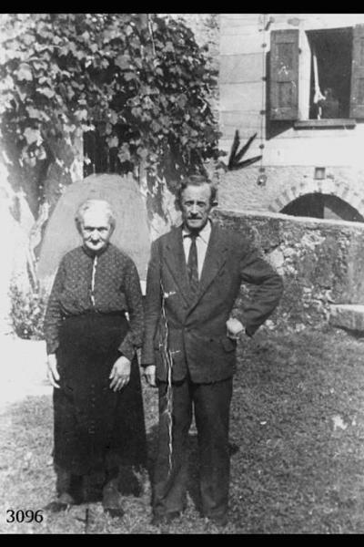 Antonio Sigismondi e la moglie Teresa Boffetti,alle spalle la filanda di Strozza. - Ripresa frontale in esterno a figura intera.