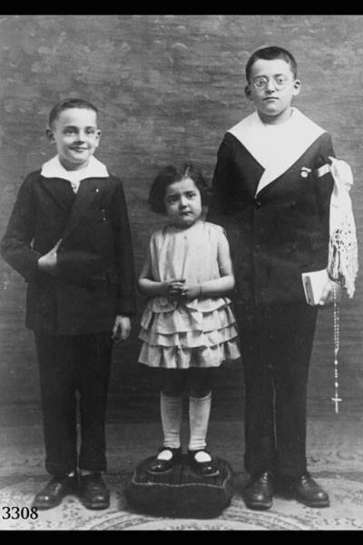 Ritratto dei fratelli Rodeschini di Selino. Tre bambini a figura intera; il maggiore in abito da cerimonia per la  Cresima.