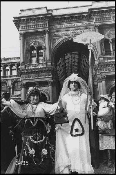 Carnevale ambrosiano. Piazza Duomo, due uomini travestiti da donna.