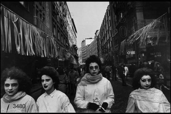 Carnevale ambrosiano. Corso Vittorio Emanuele II: quattro ragazze in maschera col viso truccato.
