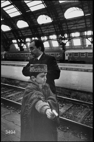 Carnevale ambrosiano. Stazione Centrale: il sindaco di Milano Carlo Tognoli con il  figlio in costume.