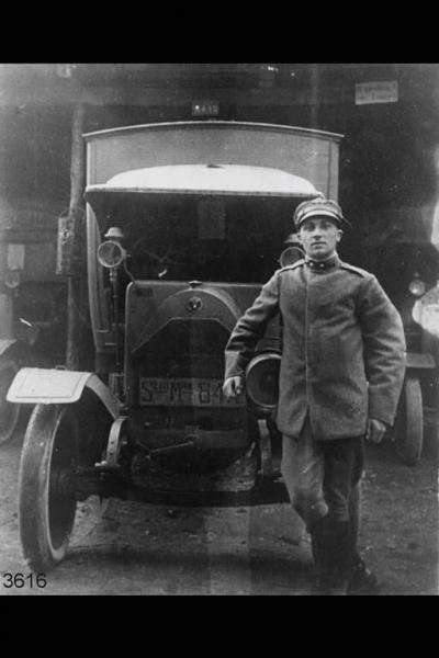 Antonio Maconi di Costa. Soldato in posa appoggiato ad un autocarro.