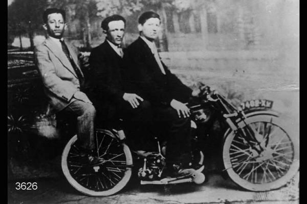 Tre giovani su una moto.