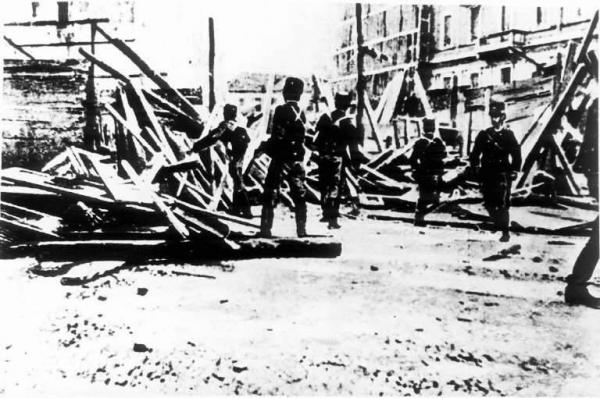 Moti del 1898: soldati presso una barricata.
