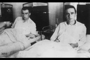 Doppio ritratto. A destra Maurizio Sigismondi all'ospedale di Baggio. Di  ritorno dall'Albania venne ricoverato per congelamento ai piedi. Morirà  poco tempo dopo.