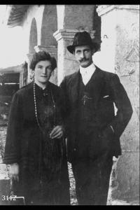 Angelo Sigismondi e Orsola Boffetti, custodi  della  filanda di Strozza. - Ripresa frontale in esterno in piano americano.