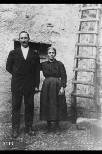 Coniugi Giovanni Capelli e Efrosina Boffetti.  Ripresa frontale in esterno a figura intera.
