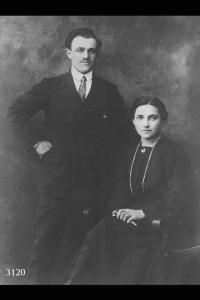 Bernardo Rota con la moglie Lucia Vanoli.  Ripresa  frontale in studio a figura non intera.