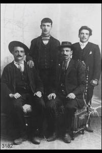 Emigranti. Seduti, Francesco Todeschini e Giacomo Sibella, in piedi Moro Sibella e No Vanoli.