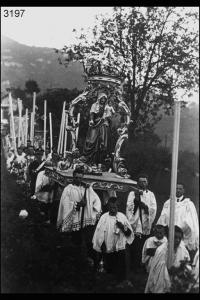Valsecca. Celebrazione della Madonna del Rosario. Processione con la statua della Madonna.