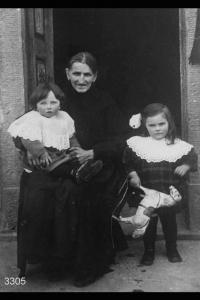 Ritratto dei bambini fratelli Mazzoleni con la nonna Teresa. Posa con cavalluccio.
