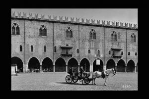 Mantova. Palazzo Ducale. In primo piano una carrozzella trainata da un cavallo.
