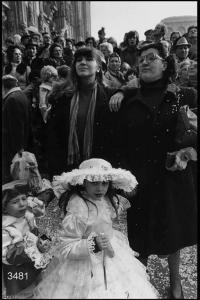 Carnevale ambrosiano. Piazza Duomo: gruppo di persone con due bambini in costume.