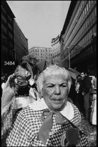 Carnevale ambrosiano. Corso Europa: donna anziana travestita da bambina.