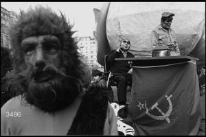 Carnevale ambrosiano. Carro allegorico con i personaggi di Breznev, Gheddafi e "uomo selvatico".