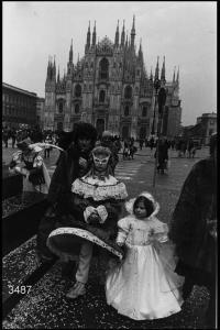 Carnevale ambrosiano. Piazza Duomo: bambine in maschera.