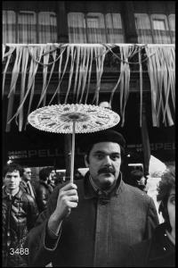 Carnevale ambrosiano. Uomo con ombrellino di carta.
