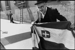 Carnevale ambrosiano. Gruppo della F.O.M. (Federazione Oratori Milanesi): anziano che sostiene una bandiera sabauda.