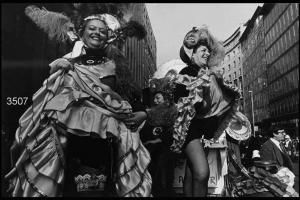 Carnevale ambrosiano. Corso Europa, gruppo dei "Semper alegher": due donne in costume sopra un carro.