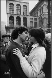 Carnevale ambrosiano. Piazza del Duomo: coppia di giovani  innamorati.