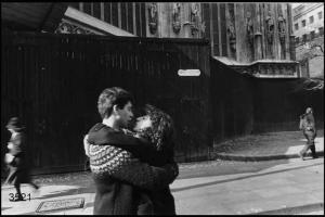 Carnevale ambrosiano. Piazza Duomo: coppia di giovani  innamorati.
