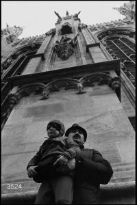Carnevale ambrosiano. Padre e figlio di fianco al Duomo.