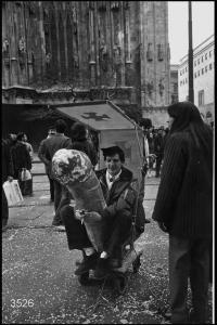 Carnevale ambrosiano. Piazza Duomo: ragazzo seduto su carrettino  a forma di fallo.