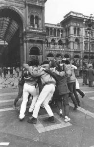 Carnevale ambrosiano. Piazza Duomo: gruppo di ragazzi in cerchio.