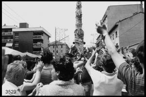 Festa del Giglio al Quartiere Giambellino. Il Giglio in mezzo a  una folla di gente che sta ballando.