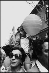 Festa del Giglio al Quartiere Giambellino. Gente del pubblico. Bambino con palloncino.