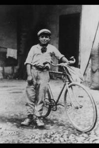 Adolfo Maconi di Costa con bicicletta.