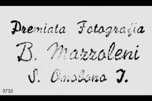 Riproduzione del timbro commerciale del fotografo Battista Mazzoleni.