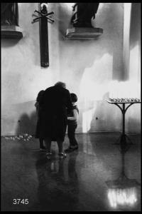 Festa di S. Pietro Martire in Sant'Eustorgio: donna con due bambini ai piedi di una croce.