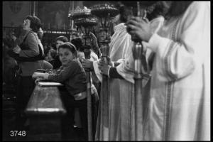 Festa di San Pietro martire in Sant'Eustorgio: bambini appoggiati a una balaustra.