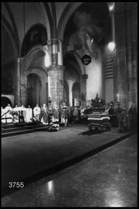 Festa di San Pietro Martire in Sant'Eustorgio: navata centrale. La teca con il teschio del santo è collocata di  fronte ai sacerdoti celebranti.